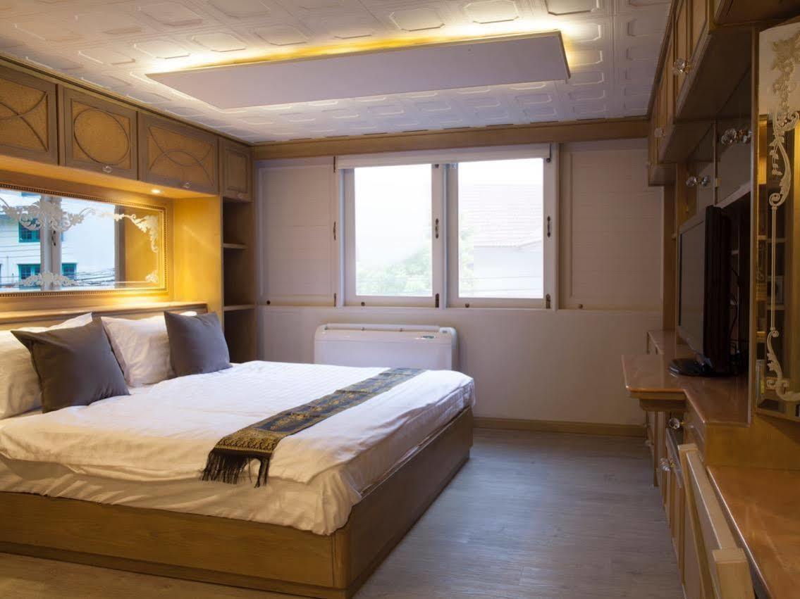 Golden Mountain Hostel Bangkok Esterno foto