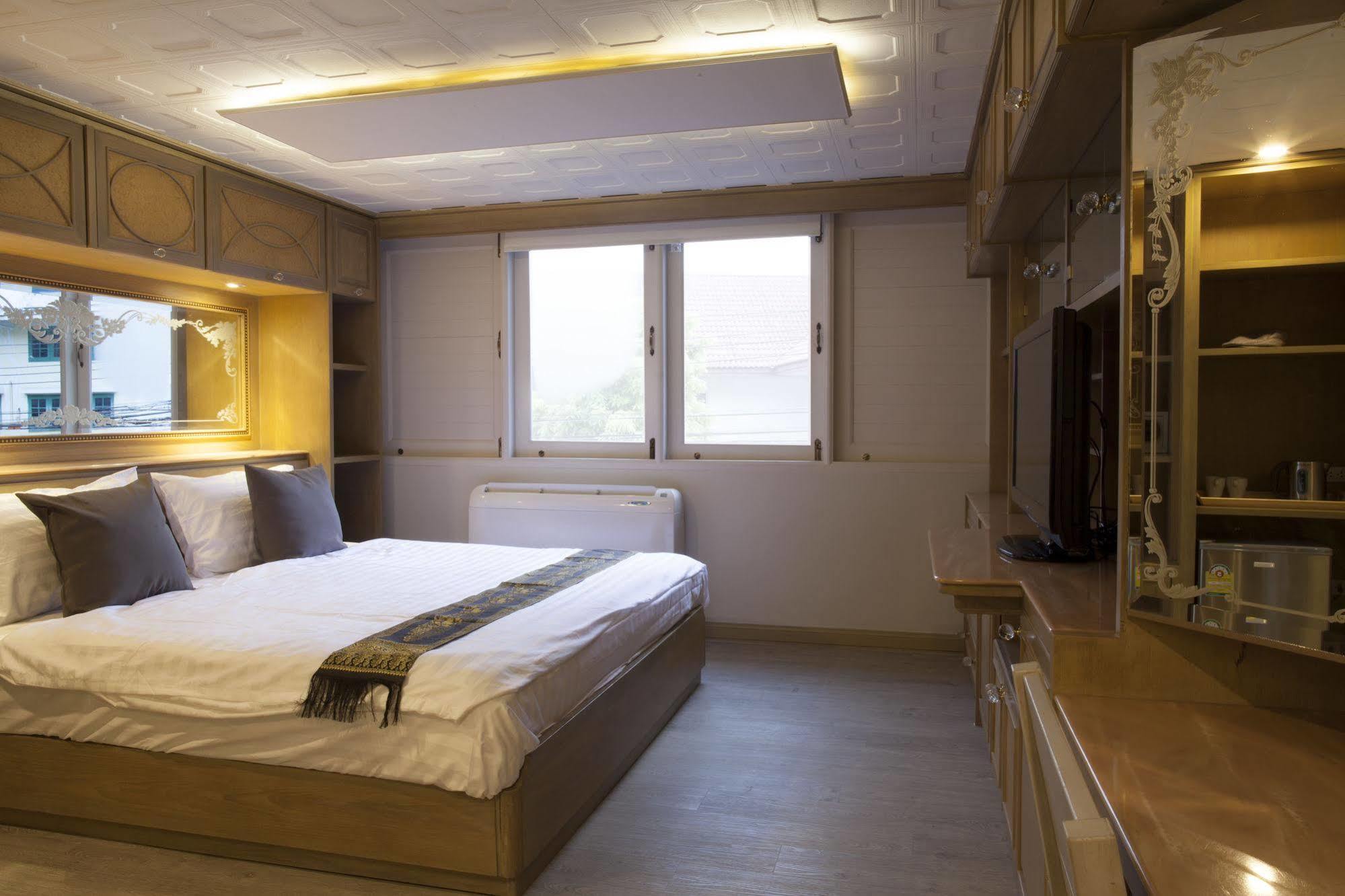 Golden Mountain Hostel Bangkok Esterno foto